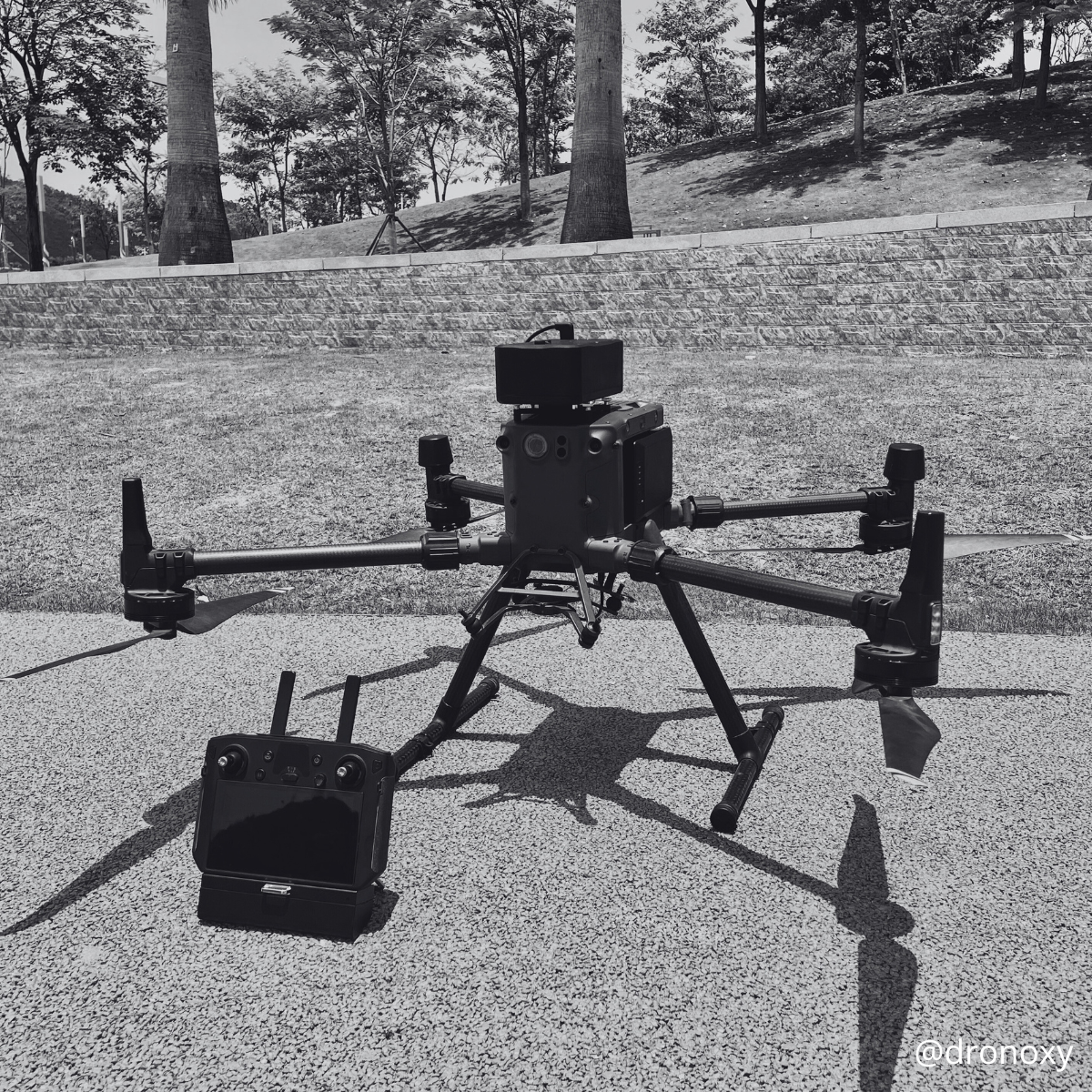 Drone Dronoxy et sa station de pilotage équipés de capteurs