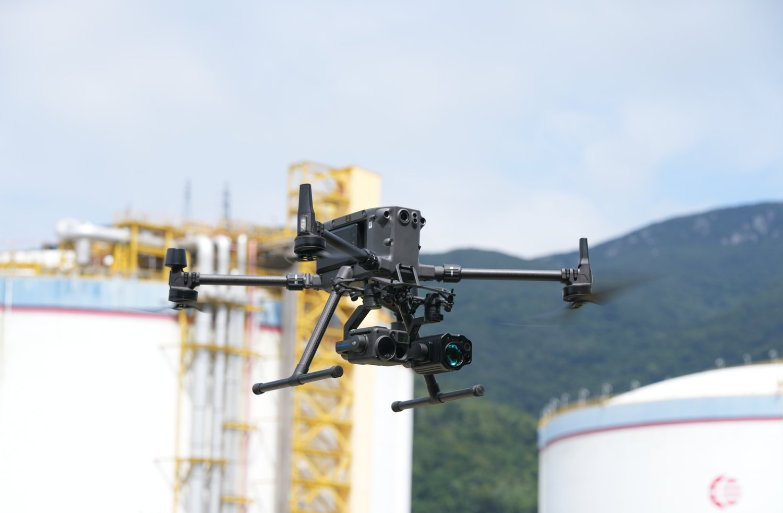 Drone Dronoxy équipé pour une inspection sur un site industriel